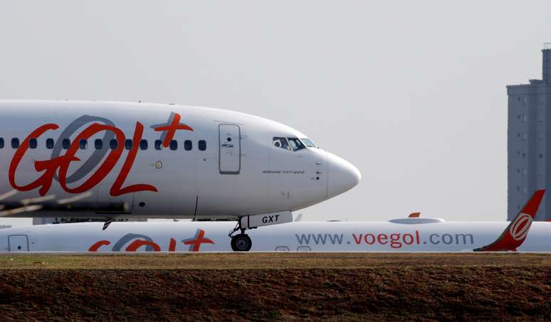 Avião da gol se prepara para decolagem no aeroporto de Congonhas, SP
