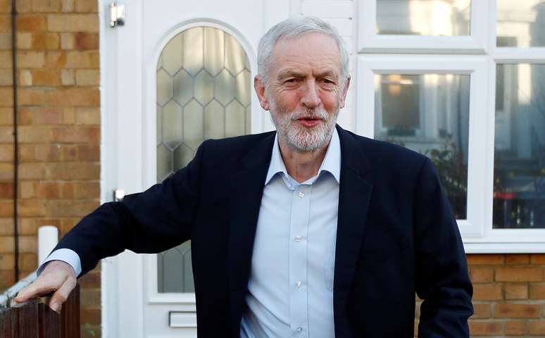 Líder do Partido Trabalhista britânico, Jeremy Corbyn, deixa sua casa em Londres
26/02/2019 REUTERS/Peter Nicholls