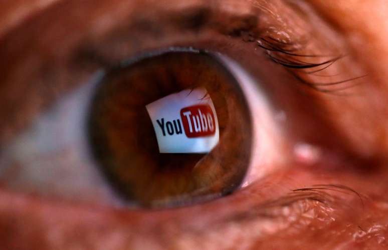 Logotipo do YouTube refletido no olho de uma pessoa. 18/6/2014. REUTERS/Dado Ruvic