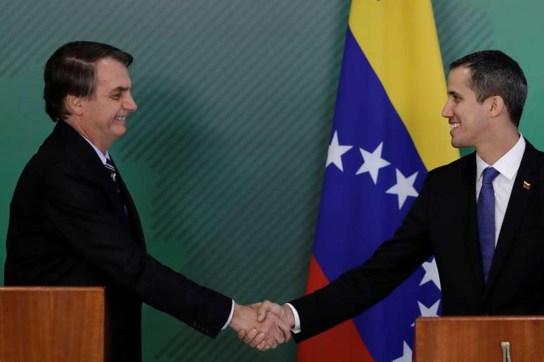 Presidente Jair Bolsonaro e o autoproclamado presidente interino da Venezuela, Juan Guaidó, se cumprimentam no Palácio do Planalto
28/02/2019
REUTERS/Ueslei Marcelino
