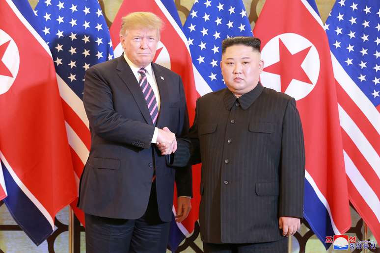 Líder da Coreia do Norte, Kim Jong Un, e presidente dos EUA, Donald Trump se cumprimentam durante cúpula em Hanói
27/02/2019
KCNA via REUTERS