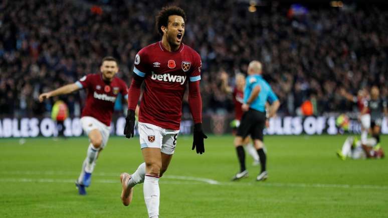 Brasileiro em campo pelo West Ham (Foto: Reprodução/Premier League)