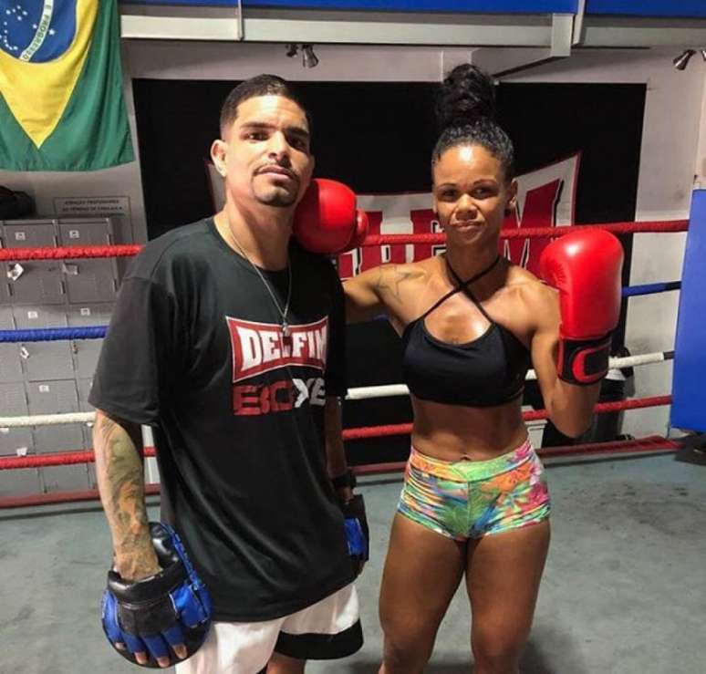 Tatiana Machado vem praticando Boxe na Academia Delfim em preparação para o Carnaval