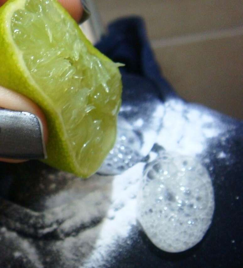 3- A mistura de limão e bicarbonato é muito eficiente na forma de como tirar mancha de desodorante de camisa. Fonte: Super Choco Brilhante