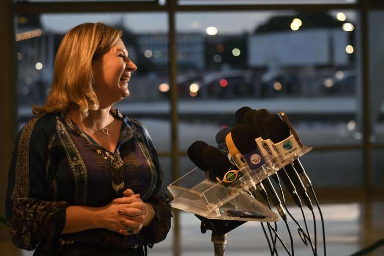 Recém-indicada como líder do governo no Congresso, a deputada Joice Hasselmann (PSL- SP) fala com a imprensa no Palácio do Planalto, em Brasília, nesta quarta-feira, 27. Ela reafirmou que procurará a oposição para discutir um eventual apoio à aprovação da reforma da Previdência. Para a deputada, a pauta demanda união de todos os partidos independente da posição política.