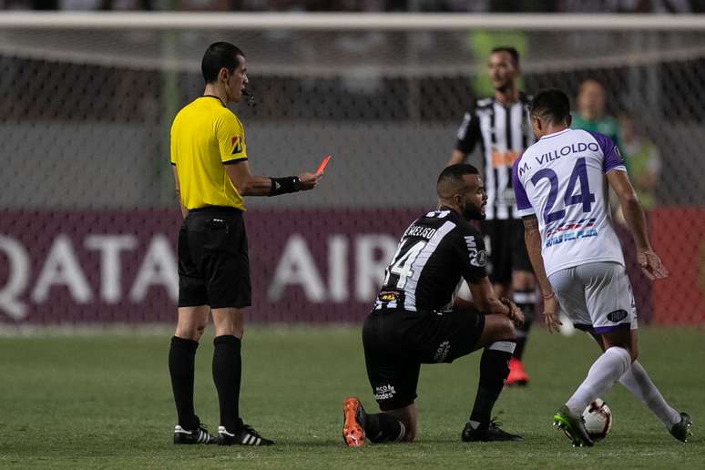 José Welison, do Atlético Mineiro, recebe cartão em partida contra o Defensor, do Uruguai, válida pela terceira fase preliminar da Copa Libertadores 2019, no Estádio Independência, em Belo Horizonte, na noite desta quarta-feira (27).