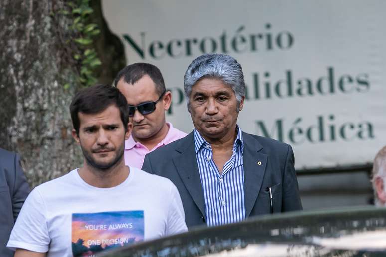 Paulo Vieira de Souza (d), o Paulo Preto, ex-diretor administrativo da Dersa (Desenvolvimento Rodoviário S/A), é visto deixando o Instituto Médico Legal (IML) no centro de São Paulo, nesta terça-feira (19). 