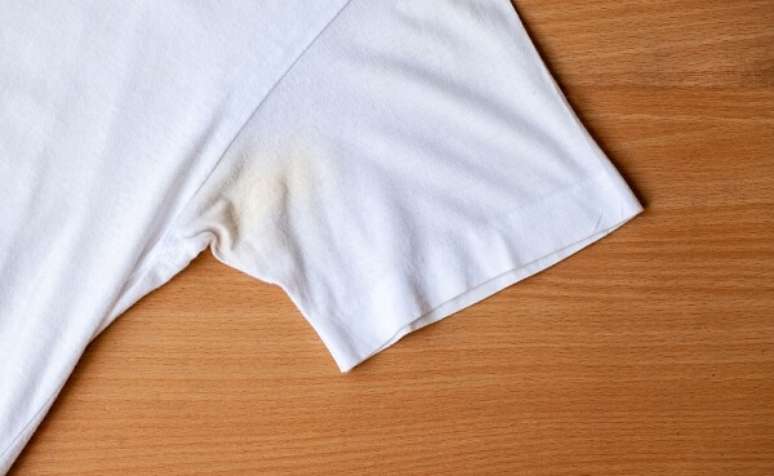 6 – Como tirar mancha de desodorante de roupa branca precisa de cuidados para não amarelar, evite produtos químicos fortes. Fonte: Dicas de mulher