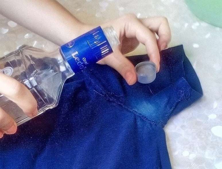 14- O álcool é um produto de como tirar mancha de desodorante de roupas escuras. Fonte: Segredos do Mundo