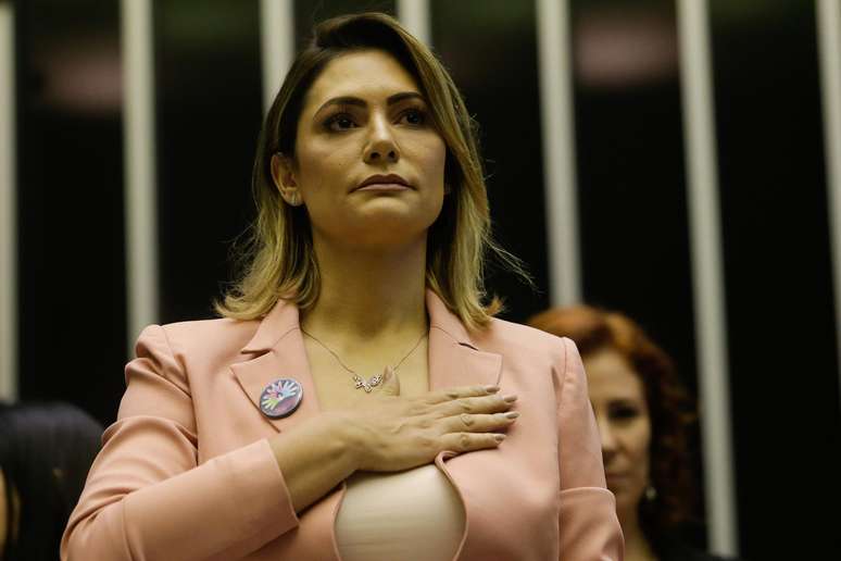 A primeira-dama, Michelle Bolsonaro, participa de sessão solene em comemoração ao Dia Mundial das Doenças Raras, no plenário da Câmara dos Deputados