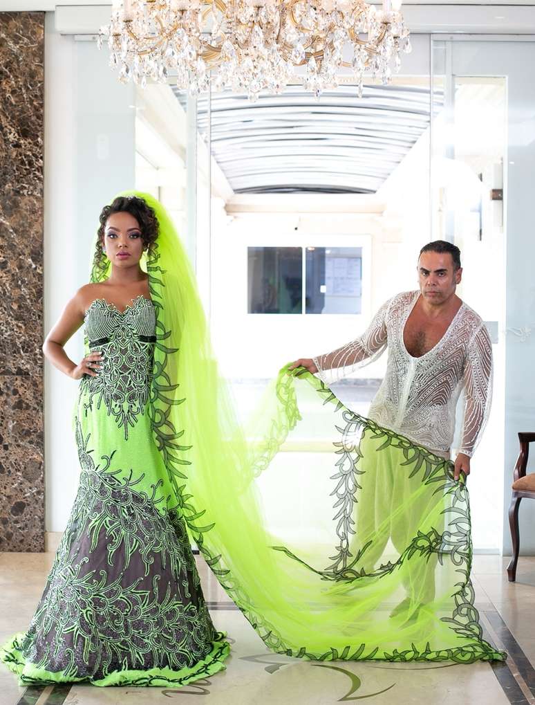 O estilista Edson Eddel com uma de suas noivas: “A mulher deve casar vestindo a cor que quiser”