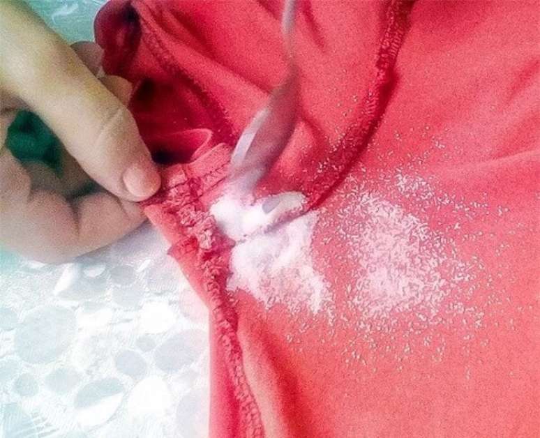 15 – O bicarbonato é a forma mais simples de como tirar mancha de desodorante de roupas Fonte: Segredos do Mundo