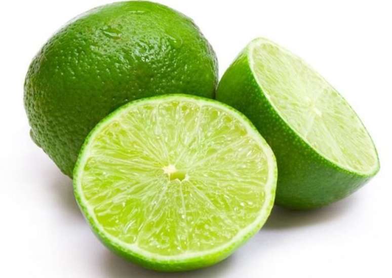 10- O limão é um produto natural que auxilia na limpeza doméstica e também na forma de como tirar mancha de desodorante da roupa. Fonte: Pinterest