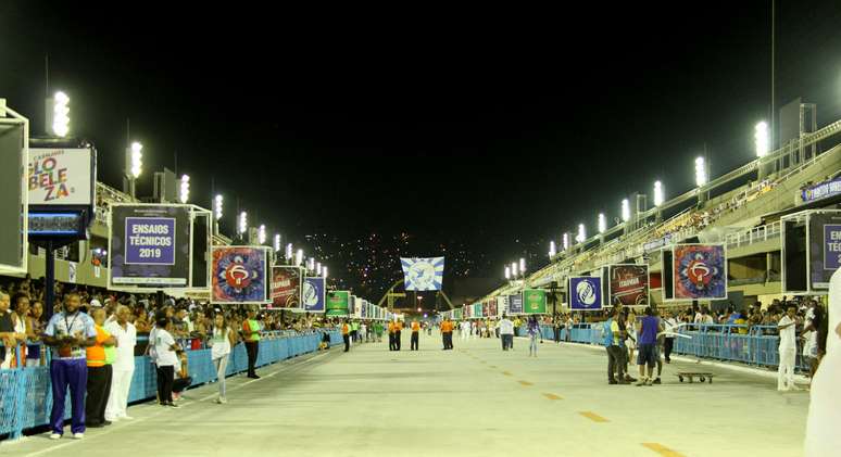 Tradicional lavagem do Sambódromo do Rio de Janeiro é realizada neste domingo (24), com a participação de baianas e velhas guardas das escolas do Grupo Especial e do Grupo de Acesso Série A.