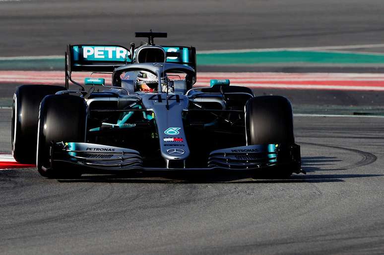 Hamilton acredita que Ferrari é cerca de meio segundo mais rápida