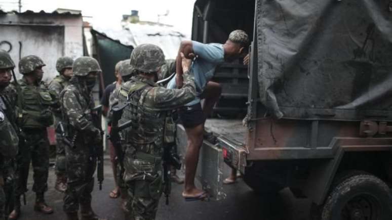 "No mínimo deveria ter mostrado para as pessoas que o Exército não vai resolver magicamente os problemas de segurança", diz Cano sobre a intervenção federal na segurança pública no Rio