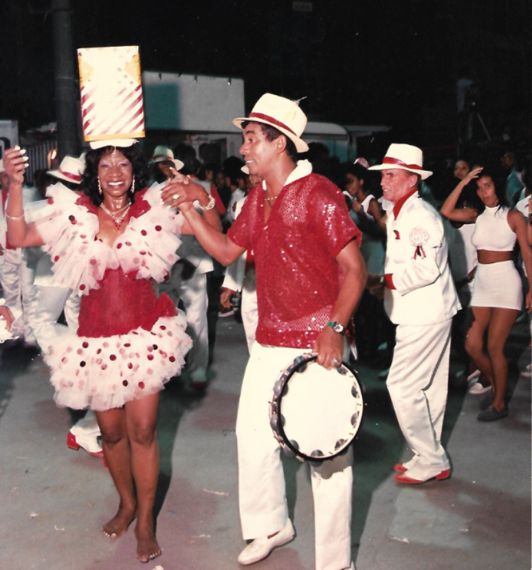 Maria tamb&eacute;m fazia apresenta&ccedil;&otilde;es em outras escolas, al&eacute;m da Portela, mas sempre pedia a 'b&ecirc;n&ccedil;&atilde;o' para a azul-e-branco