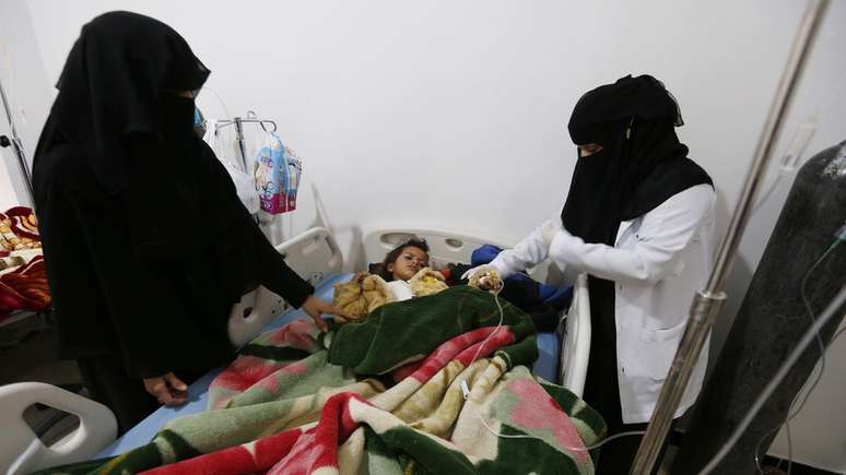 Uma criança internada com sarampo no Iêmen; dez países foram responsáveis por 74% do aumento do número de casos no mundo entre 2017 e 2018