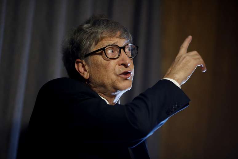 Bill Gates, cofundador da Microsoft, doará US$ 100 milhões para a OMS para pesquisa e desenvolvimento de uma vacina.