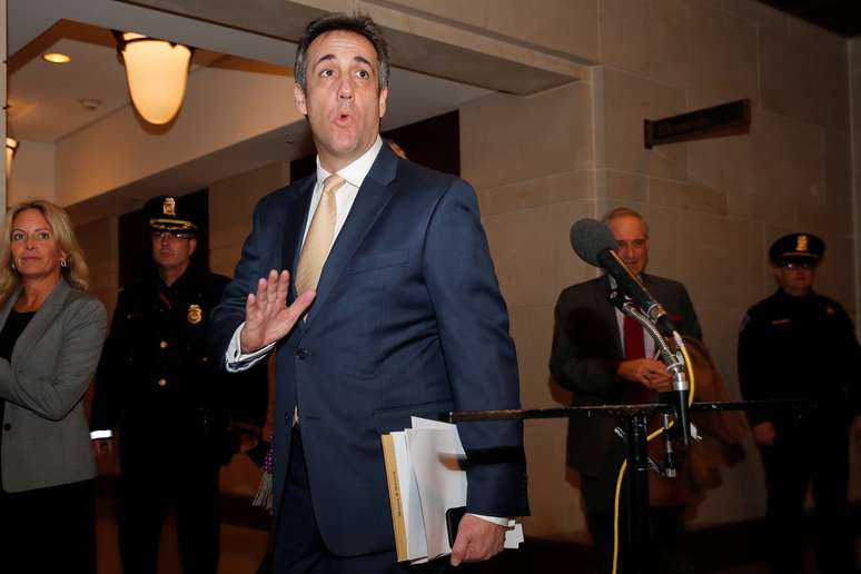 Michael Cohen, ex-advogado do presidente dos Estados Unidos, Donald Trump, fala a rep&oacute;rteres ap&oacute;s testemunhar &agrave; comiss&atilde;o do Congresso. 28//2/2019. REUTERS/Jim Young 