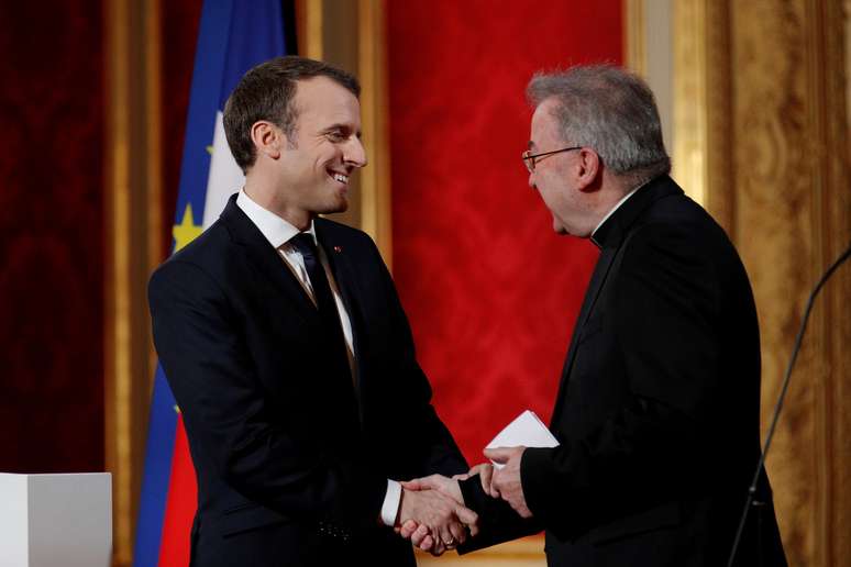 Macron (E) cumprimenta o n&uacute;ncio apost&oacute;lico da Fran&ccedil;a, Luigi Ventura, em cerim&ocirc;nia com membros do corpo diplom&aacute;tico para desejar feliz ano Paris 4/1/2018  REUTERS/Yoan Valat/Pool 