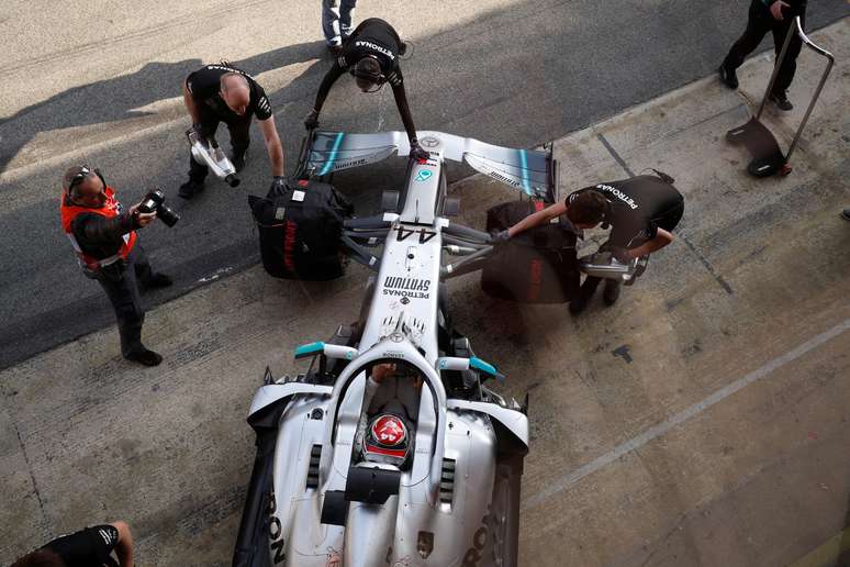 Lewis Hamilton em seu Mercedes durante testes de pré-temporada em Barcelona
01/03/2019 REUTERS/Albert Gea