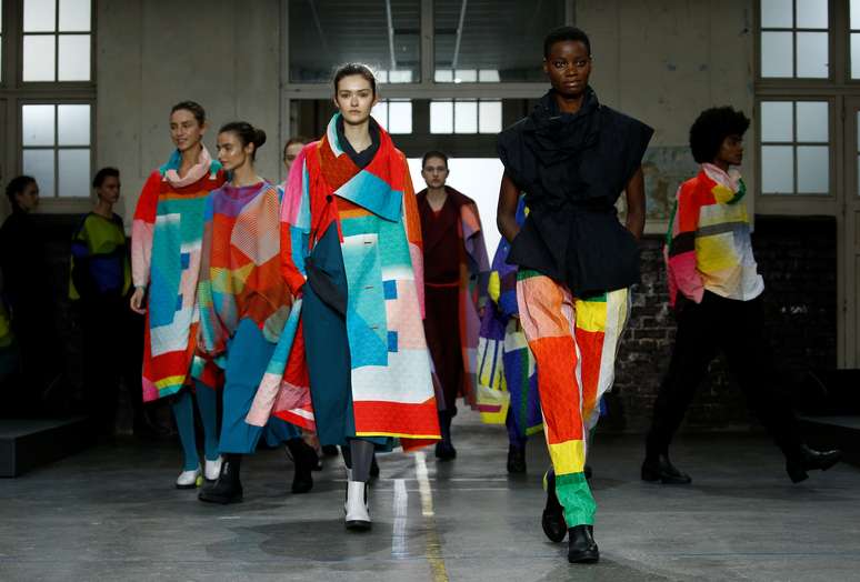 Modelos desfilam cria&ccedil;&otilde;es da marca Issey Miyake durante a Semana de Moda de Paris, em Paris
01/03/2019
REUTERS/Stephane Mahe 