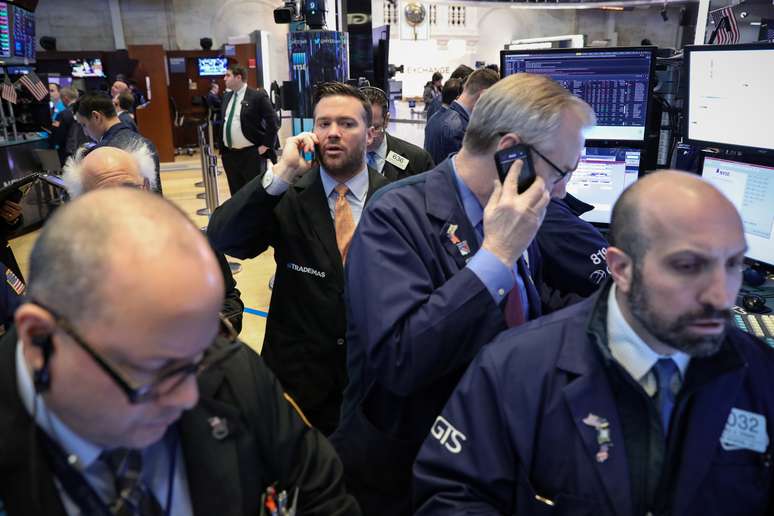 Operadores trabalham no pregão da Bolsa de Nova York. 27/2/2019. REUTERS/Brendan McDermid 