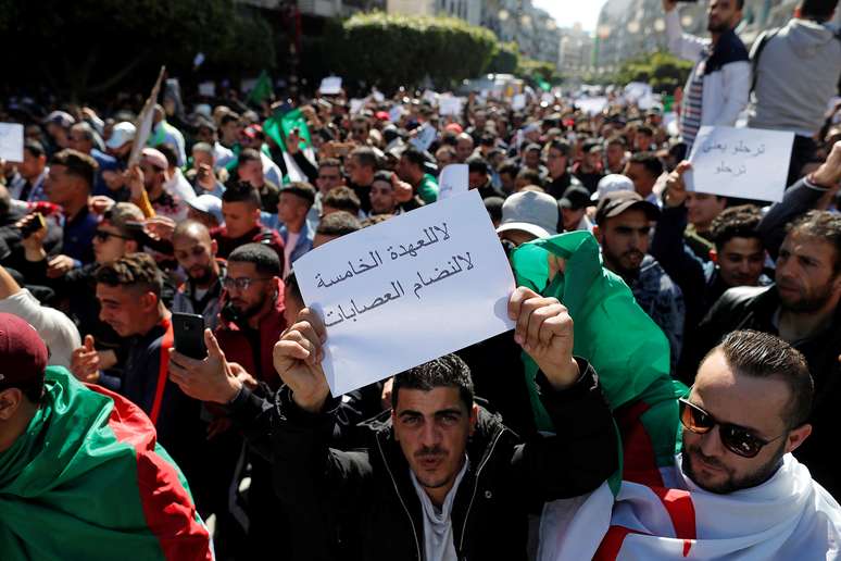 Milhares de manifestantes protestam contra o presidente argelino, Abdelaziz Bouteflika, em Argel
01/03/2019
REUTERS/Zohra Bensemra