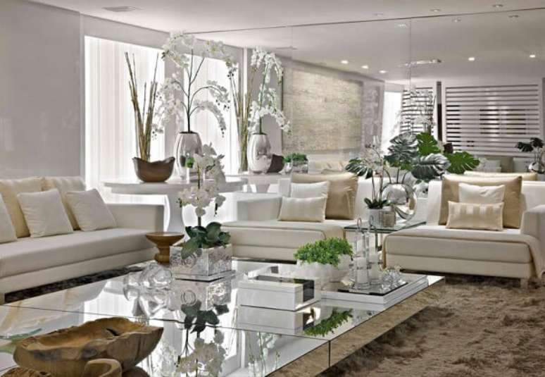 47- As plantas para sala clean tem flores brancas para combinar com a decoração. Fonte: Proprietário Direto