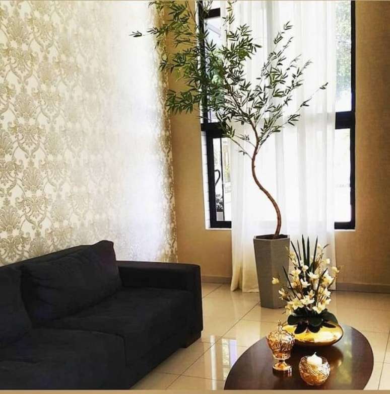 5 – As plantas artificiais para sala são úteis para quem deseja decorar, mas não tem tempo para cuidar. Fonte: Vivart Decoração