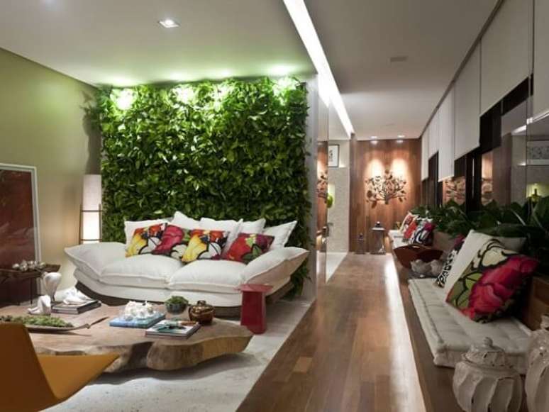 14- As plantas para sala são usadas no jardim vertical atrás do sofá. Fonte: We Pick