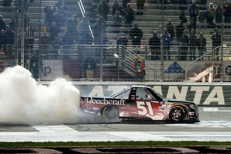 Kyle Busch tem vitória dominante na Truck em Las Vegas