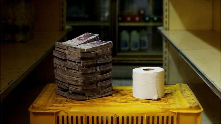 Infla&ccedil;&atilde;o na Venezuela &eacute; hoje de longe a mais alta da Am&eacute;rica Latina, batendo 1.000.000% no ano passado; na foto, pilha de bol&iacute;vares necess&aacute;ria para comprar um rolo de papel higi&ecirc;nico