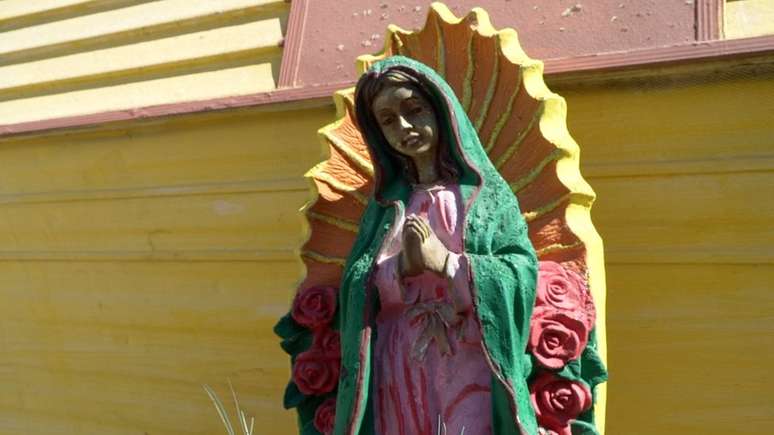 Imagem da Virgem de Guadalupe em frente a uma casa-trailer em Escobares; a cidade é como um pedaço do México nos EUA