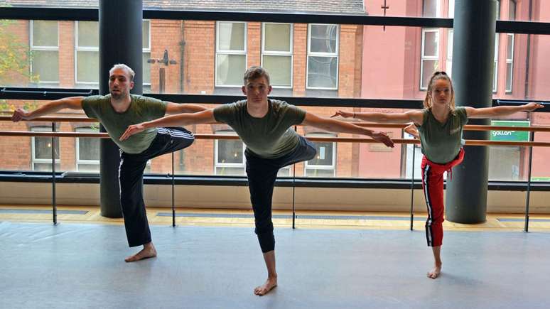 Antes de participar da pe&ccedil;a, o soldado nunca havia contado aos colegas de sua paix&atilde;o pela dan&ccedil;a