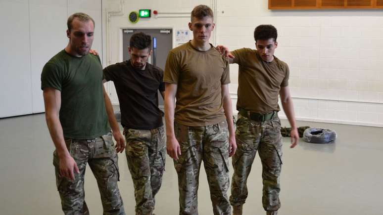 O soldado espera que a pe&ccedil;a quebre alguns ester&oacute;tipos