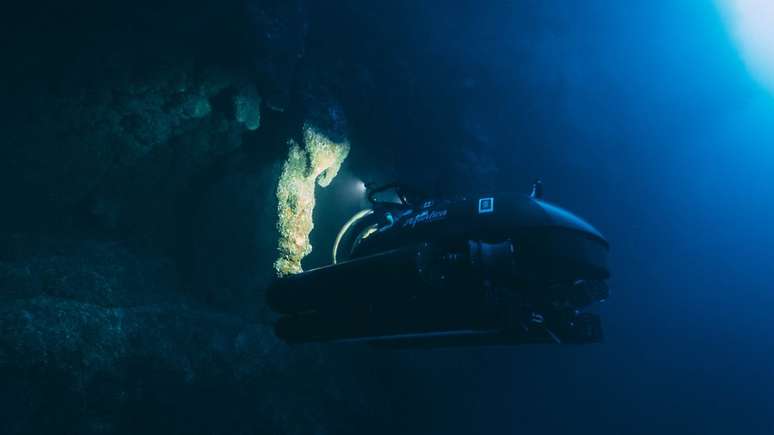 Submarinos observaram estalactites nas profundezas do Buraco Azul