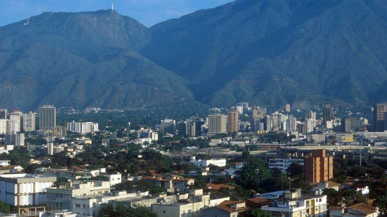 Crescimento econ&ocirc;mico melhorou infraestrutura da Venezuela entre as d&eacute;cadas de 1950 e 1980; imagem mostra Caracas no ano de 1980