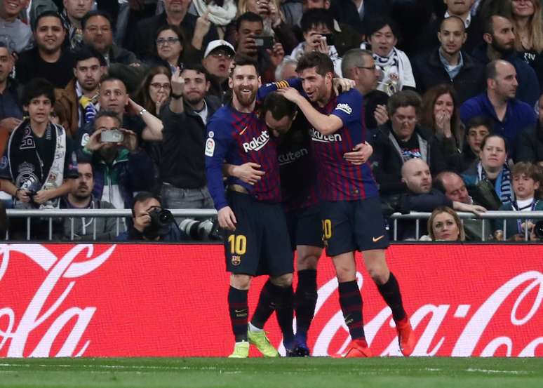 Jogadores do Barcelona comemoram o gol de Rakitic, que levou o time catalão à vitória contra o rival Real Madrid