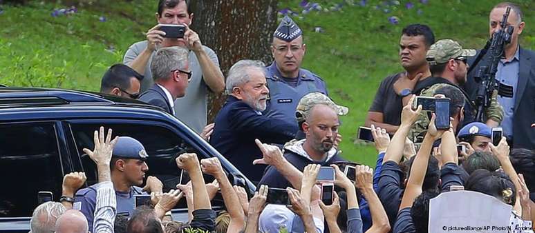 Ex-presidente Lula chega ao cemitério Jardim da Colina para o funeral de seu neto de 7 anos