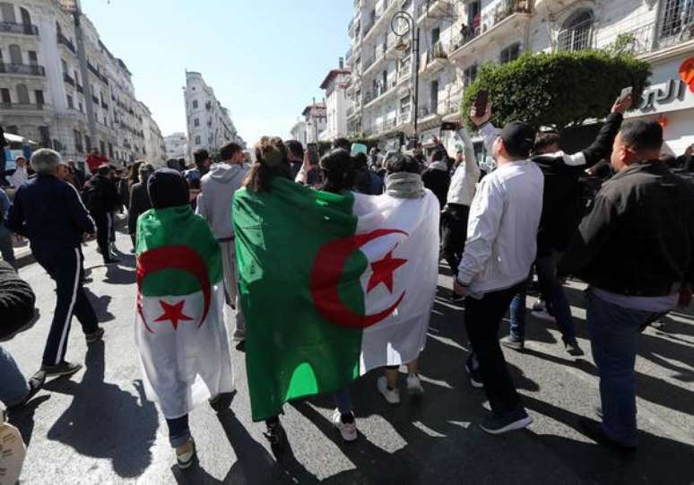 Protestos contra reeleição de Bouteflika mata 1 na Argélia