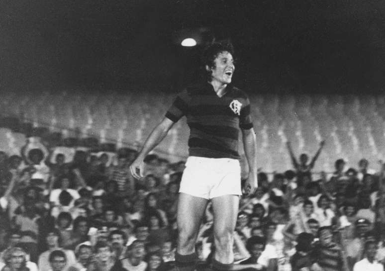 O jogador Zico, do Flamengo, comemora após marcar gol contra o Olaria, pelo Campeonato Carioca (Taça Guanabara), no estádio do Maracanã, em 1976