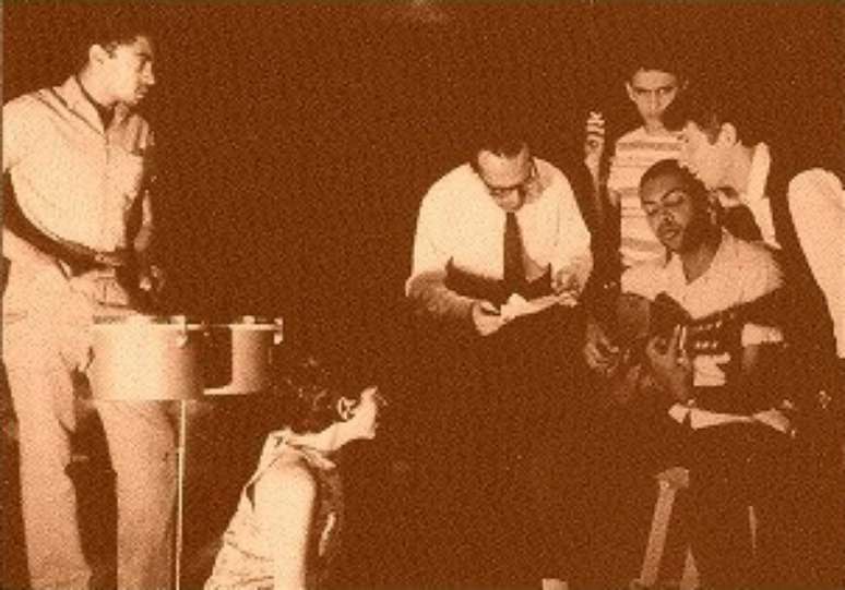 Em um dos ensaios, da esq. para a dir.: Djalma Corr&ecirc;a, Gal Costa, Fernando Lona, Caetano Veloso, Gilberto Gil e Perna Fr&oacute;es