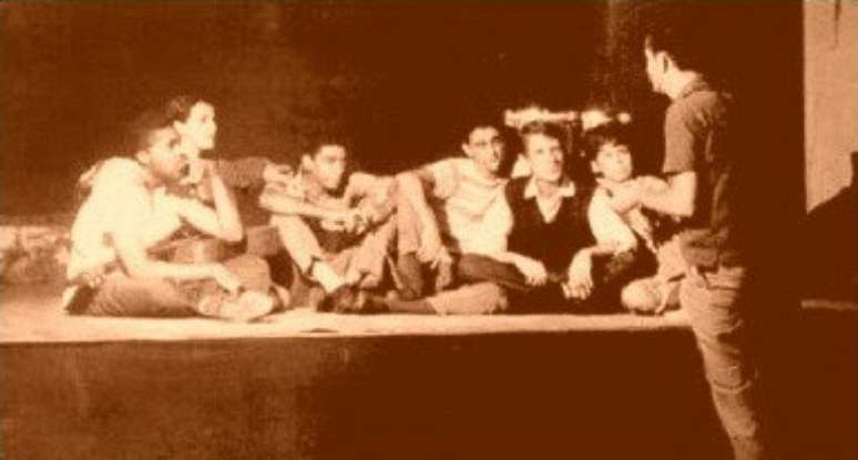 Ensaio do "N&oacute;s, por exemplo...": Gil, Beth&acirc;nia, Djalma, Caetano, Perna e Gal sendo dirigidos por Roberto Sant'Ana (de costas)