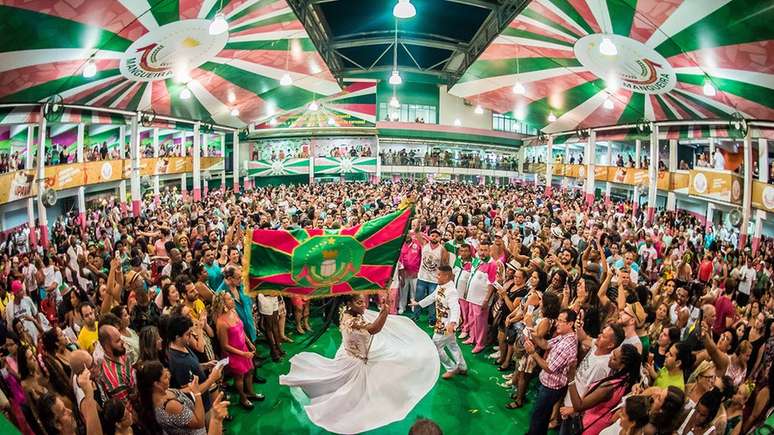 Samba da Mangueira joga luz sobre heróis apagados da história brasileira e sobre lutas de negros, indígenas e mulheres ao longo dos séculos após descobrimento