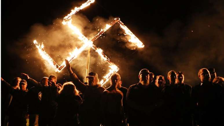 O Movimento Nacional Socialista realiza manifestações frequentes em que presta homenagem à ideologia nazista