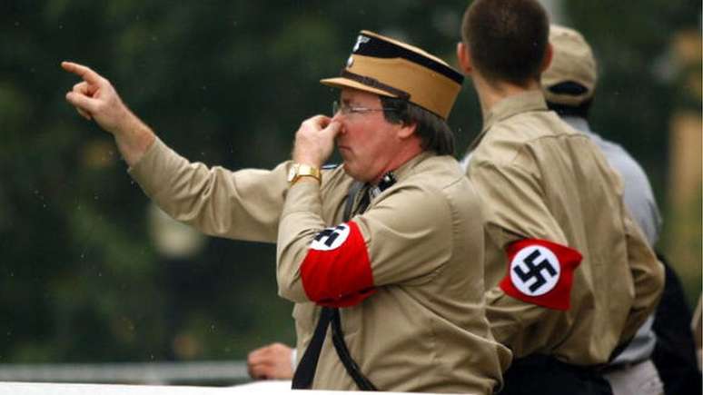 Membros do grupo também usam uniformes semelhantes aos de soldados da Alemanha nazista