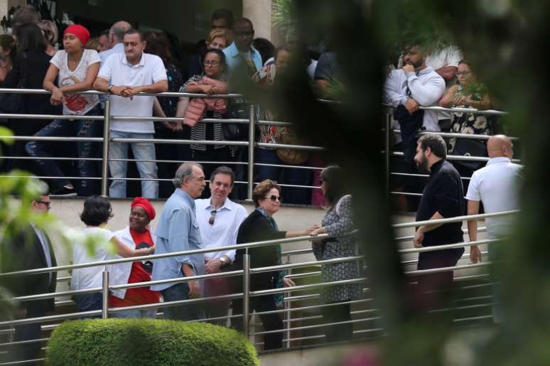 A ex-presidente Dilma compareceu ao vel&oacute;rio e deixou o local sem falar com a imprensa