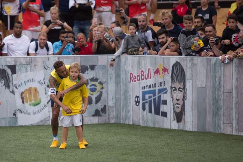 Neymar Jr abraça seu filho, David